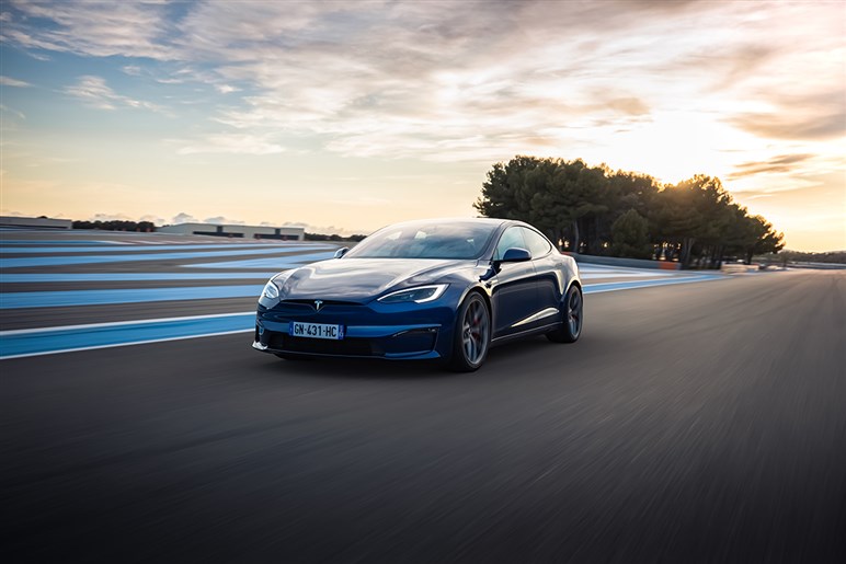【初撮影】最強のテスラ「モデルS プラッド」改良新型がテスト開始。1100馬力超えでニュル最速奪還を狙う