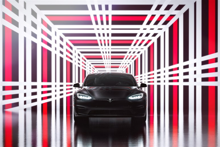 【初撮影】最強のテスラ「モデルS プラッド」改良新型がテスト開始。1100馬力超えでニュル最速奪還を狙う