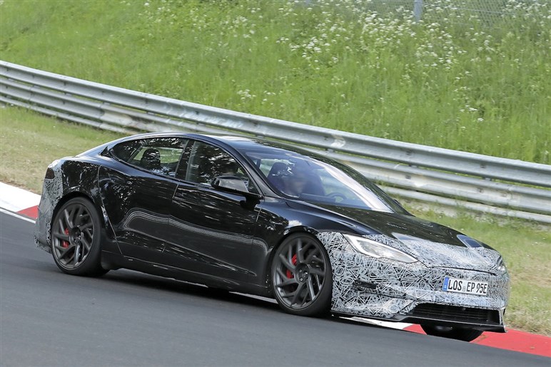 【初撮影】最強のテスラ「モデルS プラッド」改良新型がテスト開始。1100馬力超えでニュル最速奪還を狙う