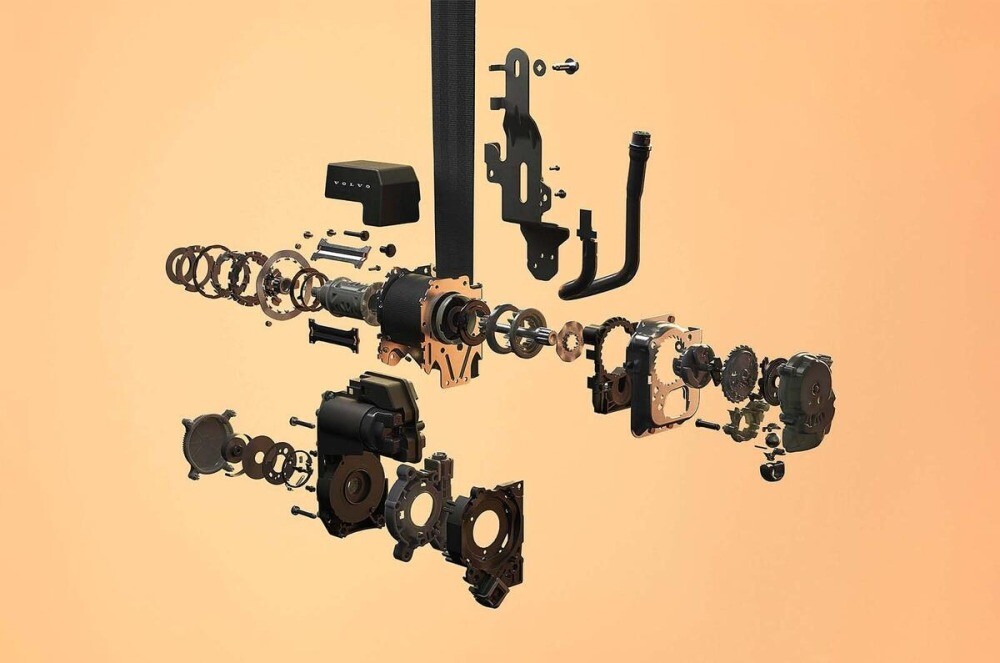 進化を続けるシートベルト　ボルボの次世代安全装備　衝突時の状況に応じて自動調整