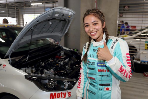 織戸学選手の次女茉彩さんが人生初のレース参戦 ヤリスカップで得たものとは ベストカーweb 自動車情報サイト 新車 中古車 Carview