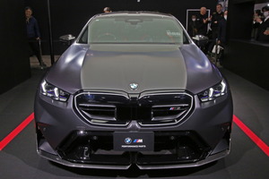 【新型M5にも装着完了】純正チューニングパーツ、BMW Mパフォーマンス・パーツ日本初公開！