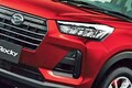 新車176万円！ ダイハツのコンパクトSUV「最安グレード」がスゴい！ 精悍“タフ”デザイン×全長4m級で「ほど良いサイズ」！ リッター20キロ以上走る「ロッキー“L”」に注目！