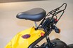 “立ち乗り”イメージの50cc原付スクーター？　ホンダ「バイト」はシートの高さも調整できるって!?