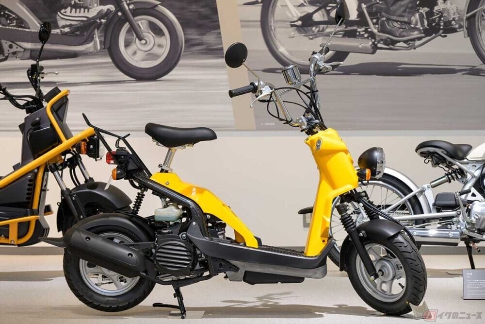 “立ち乗り”イメージの50cc原付スクーター？　ホンダ「バイト」はシートの高さも調整できるって!?