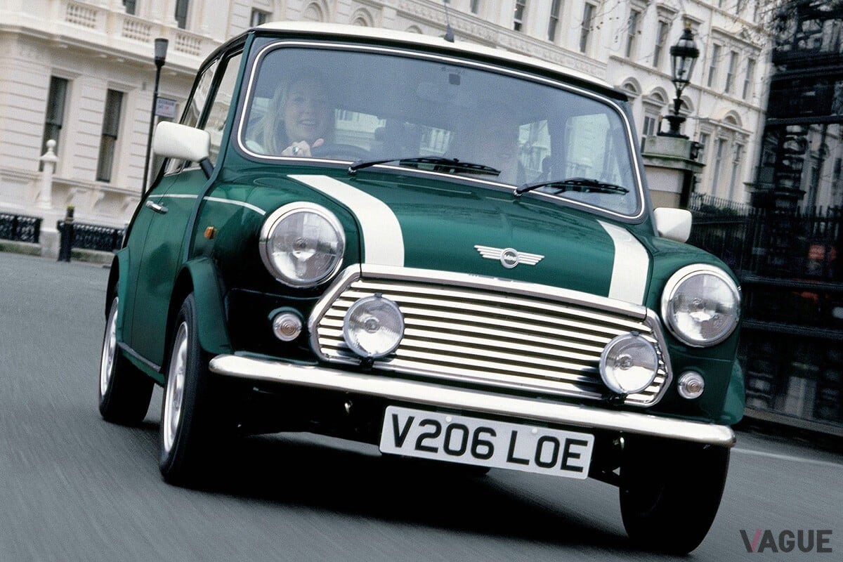 マニアはなぜ「元祖ミニ」を“珠玉のスポーツカー”と評価する？「小さな実用大衆車」の副産物“ダイレクトな走り”の魅力とは