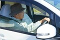 【ペダル踏み間違い事故多発!!】高齢ドライバーへの防止装置装着義務付けの積もる問題点