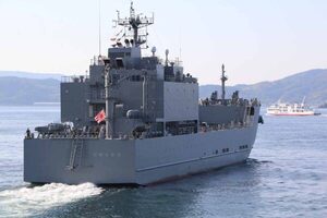 陸自の「金曜カレー」はどんな味？ 海自と陸自が輸送艦に同乗 文化も合流したらどうなった？