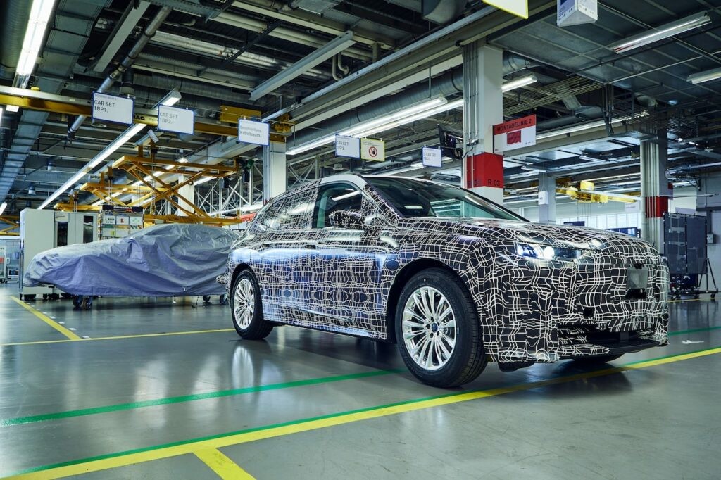 BMW、試作工場で製造されたフルEV「iNEXT」のプロトタイプを公開