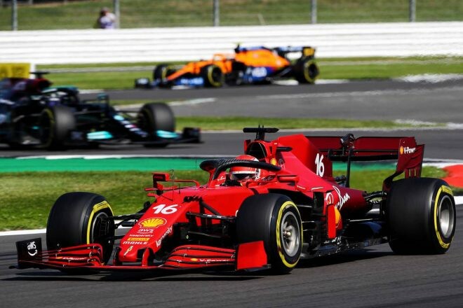 【F1第10戦無線レビュー（2）】首位走行中のルクレールにトラブル発生「エンジンが止まった。どうなってるの？」