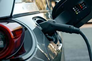 プラグインハイブリッド車は万能か、それとも中途半端か？ 電動化時代の「隠れた主役」の真価を問う