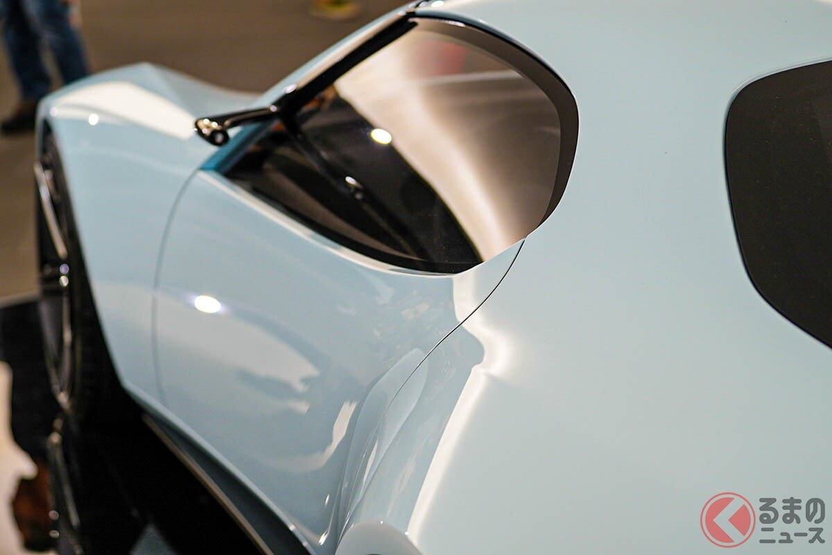 マツダの「和製スポーツカー」発売は？ 2ローターマシンに期待高まる！ 白＆赤を実車公開で反響多し!? ポルシェ並みスペックの「アイコニックSP」とは