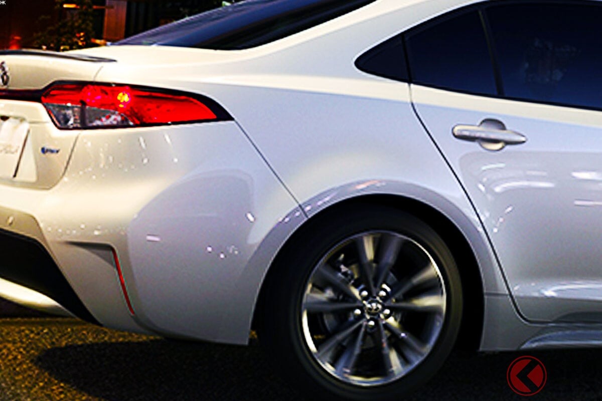 1リッターで“30km”走る！ トヨタ最新「“5人乗り”小型セダン」がスゴイ！ 全モデルに「ハイブリッド」搭載した“ちょうどいい”ファミリーカー！ パワフルな加速も実現する「新カローラ」は新車227万円！