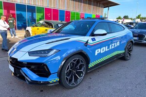 イタリア警察ランボルギーニ「ウルス」パトカーをフランスで目撃！ ル・マン取材後の道中でまさかの遭遇【みどり独乙通信】