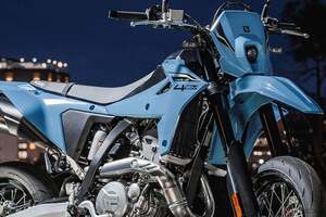 価格は約120!! 話題を集めるスズキの新型スーパーモタード「DR-Z4SM」10月8日より販売開始 2色展開で登場
