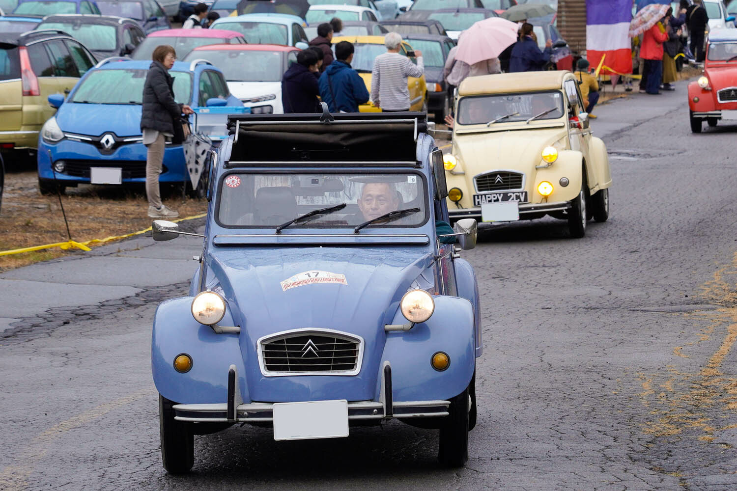 シトロエン「2CV」を引き継いで8年。シフトレバーが抜けてもなんとかなると笑うプロカメラマンが狙うのは「純正ルーフキャリア」