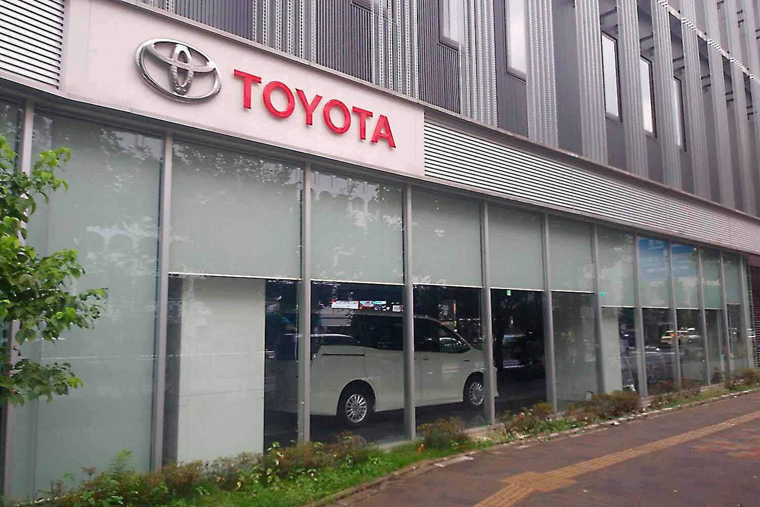新車ディーラーも「月曜・床屋」「火曜・美容室」「水曜・不動産屋」みたいに休みを決めない？　業界で定休日を統一すれば新車購入の流動性も高まる