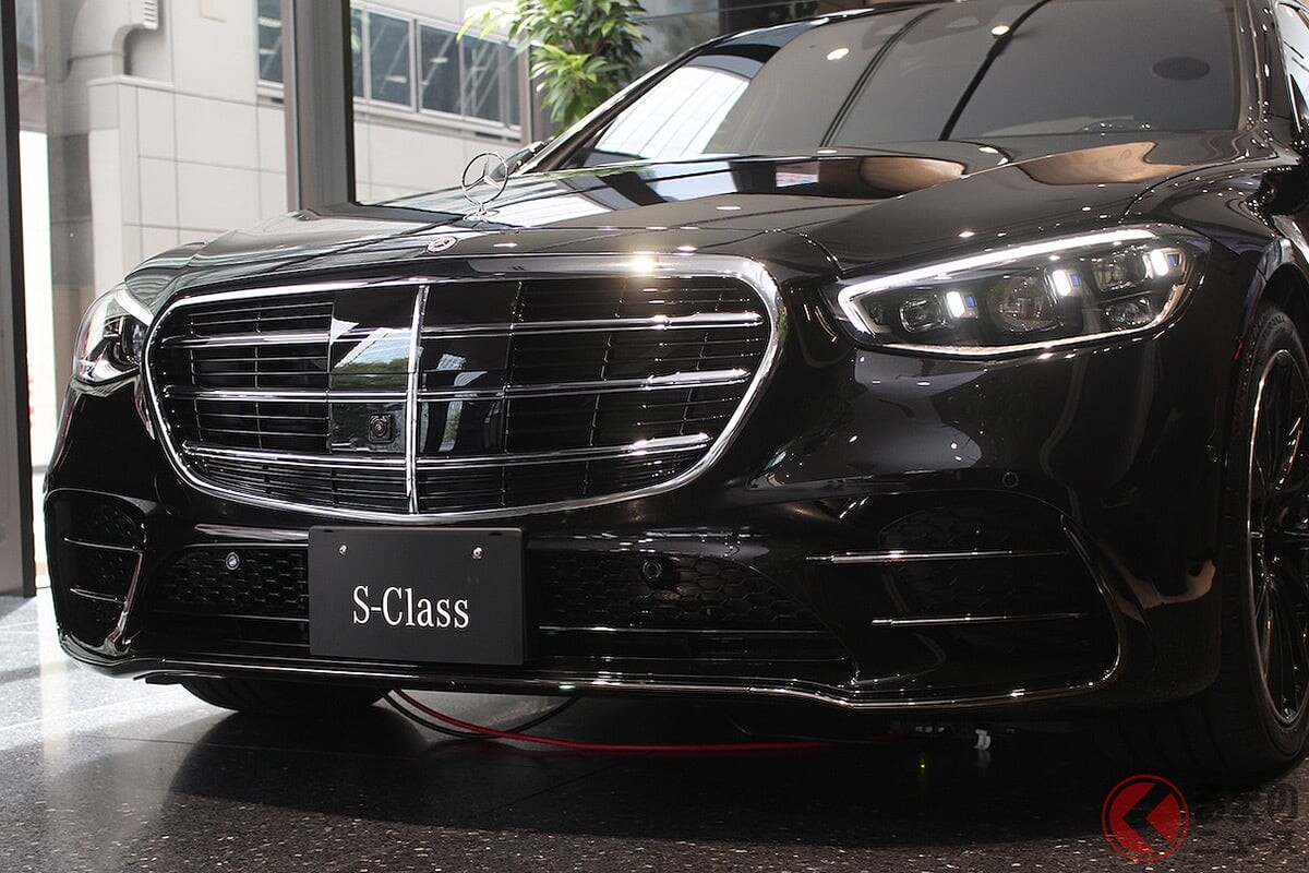 圧倒的なオーラを放つ新「超高級セダン」発表！ 真っ黒ボディに特別な“豪華内装”を採用 限定20台のメルセデス・ベンツ「Sクラス」とは？