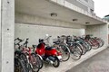 バイク専用駐輪場がない! そんな時、駐車場と駐輪場どちらに停めるのが正解？ 排気量によって変わるバイクの正しい駐車場所とは