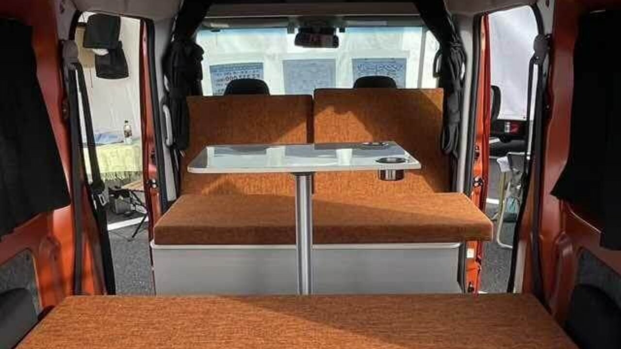 軽自動車だけど「足を伸ばして寝れる」ほど広いって素敵すぎる！驚くほど実用的かつ快適な軽キャンパー。