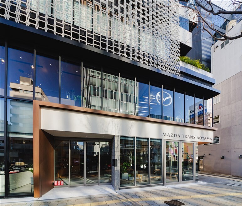 「マツダよ、お前もか」。新“フラット”エンブレムに賛否両論…各社が多額のコストをかけ刷新する理由とは？