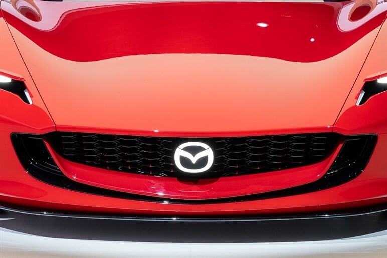 「マツダよ、お前もか」。新“フラット”エンブレムに賛否両論…各社が多額のコストをかけ刷新する理由とは？