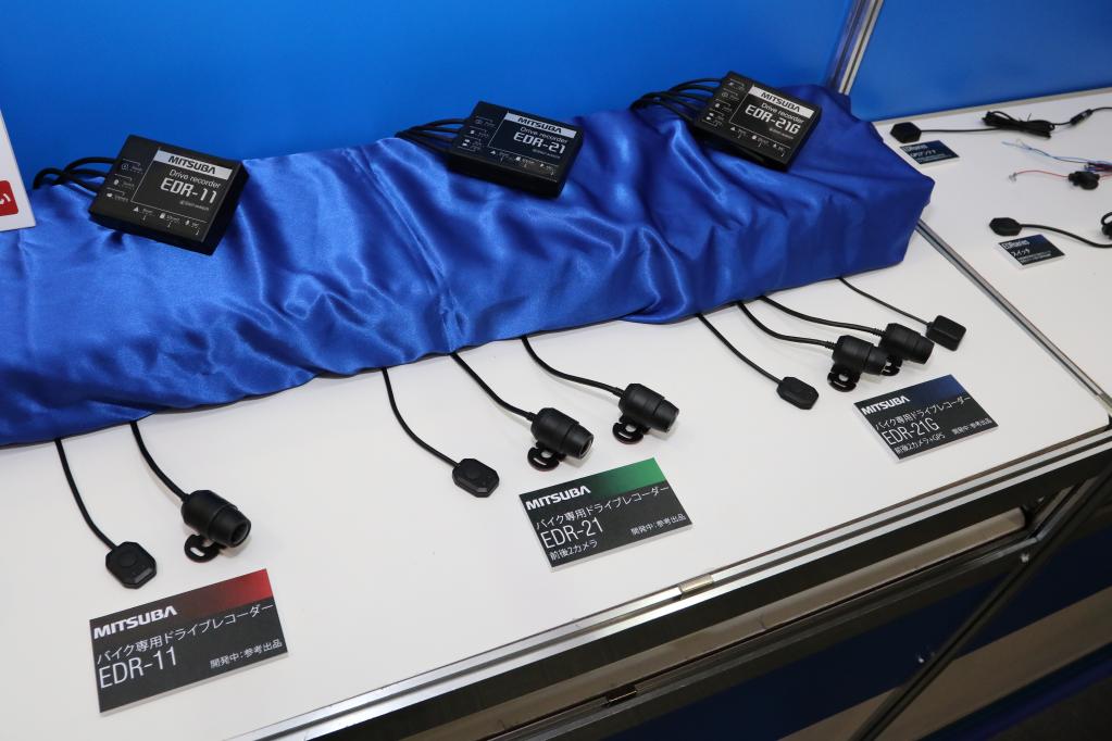 バイクこそあおり運転対策を 2カメラ式フルhdドラレコがミツバサンコーワから登場 大阪モーターサイクルショー19 Edr 21 Motorfan 自動車情報サイト 新車 中古車 Carview