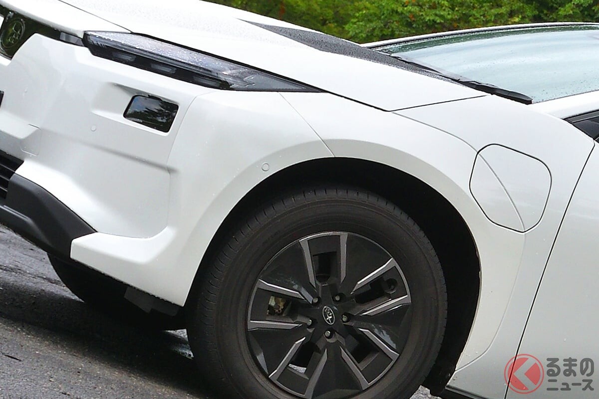 スバル「新型SUV」公開！ 斬新デザインに「光る六連星エンブレム」＆“SUBARU”ロゴ採用！ 「出力1.5倍」に大幅パワーアップの“四駆モデル”も！ 大幅進化の「新型ソルテラ 日本仕様」とは？