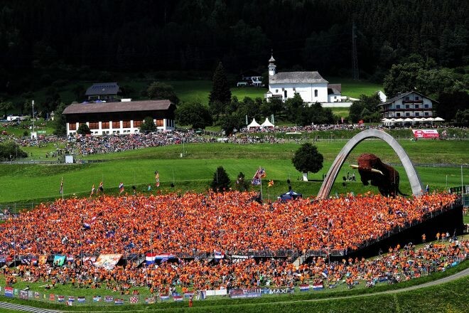 SNS特集F1オーストリアGP：フェルスタッペン大応援団でオレンジ色に染まるスタンド。チロル衣装の美女たちが今年も登場