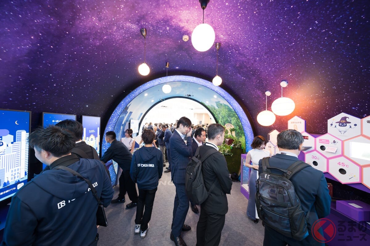 東海理化がJMS2025で披露した“トンネル型ブース”が話題！ 電波や素材、そして最新技術まで体験できる未来展示とは？