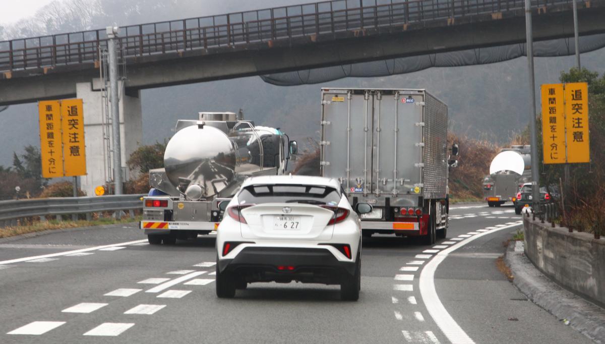 新東名高速などの制限速度が一部120km/hまで引き上げ！　乗用車とトラックの速度差にキケンはないのか