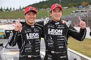 フルプッシュに終始し「状況は把握できていなかった」と蒲生。チェッカー後に安堵【GT300チャンピオン会見】