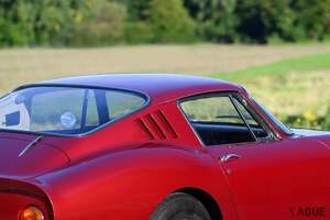 流麗なボディが美しい！ 約60年前の「赤いフェラーリ」がオークションに登場 60台しか作られなかった軽量アルミボディ仕様の「275GTB」とは