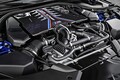 フランクフルト空港で「新型BMW M5」を発見！ ハイパワーを支えるタイヤの正体は？