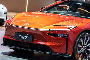 約400万円！ トヨタ新型「5.1m超えセダン」発表！ ハンマーヘッド顔採用で“クラウンセダン”より大きい「bZ7」 中国広州ショーで公開