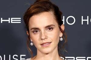 ハリポタ女優「エマ・ワトソン」が愛車の「高級外車」で“免停”！ 重ねて違反し「スピード違反」でトドメか！ 優等生「ハーマイオニー」役がイギリスで乗る「スポーティな愛車」とは