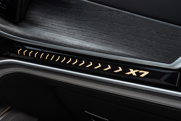 【初撮影】 BMWの旗艦SUV「X7」が2代目へと進化。BEV仕様「iX7」も追加し価格は2000万円オーバーに
