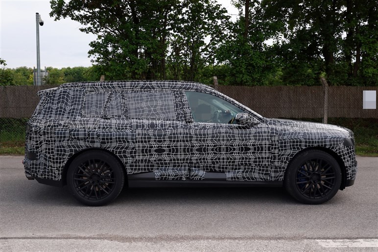 【初撮影】 BMWの旗艦SUV「X7」が2代目へと進化。BEV仕様「iX7」も追加し価格は2000万円オーバーに