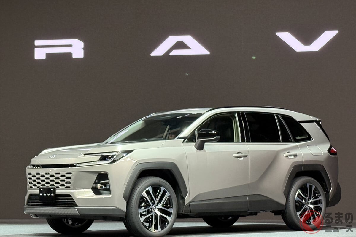 トヨタ「新型RAV4」世界初公開！ 7年ぶりの全面刷新！ 異なる3仕様&初のPHEV設定 メーカー初の「ソフトウェア」も採用し2025年度内発売へ！