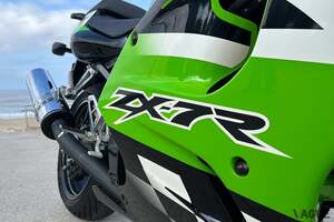 スーパーバイク参戦のために生まれたナナハン 23年前のカワサキ「ZX-7R」が米国オークション登場 日本で馴染みのない“海外専用車”の現在の価値とは