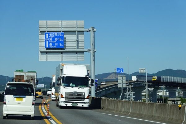 100km信号ナシ「第3の東名」開通効果でたっ！ 「名豊道路」全通2か月で周辺交通量“1万台減” ただし“詰まってます”の箇所も