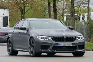 【スクープ】BMW最大幅のタイヤを装着したモデル、謎のM5プロトタイプは次期型か、それともスペシャルモデルか!?
