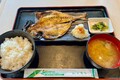 大きなアジの開きでご飯2杯は余裕！　看板メニュー「焼き魚定食」に大満足　バイクで行く高速道路グルメ　新東名「掛川PA」