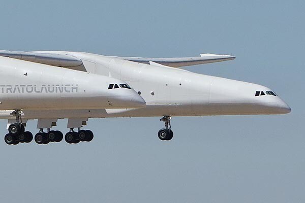 ”双頭竜”ばりの驚愕ルックス 「世界最大の怪鳥飛行機」のフライトに世界が注目…なぜ飛んでいるのか 使い方もスゴい