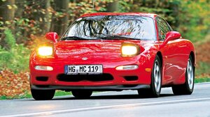 【最も人気の高い日本車】ロータリーエンジンの名車「マツダ RX-7（FD）」の物語