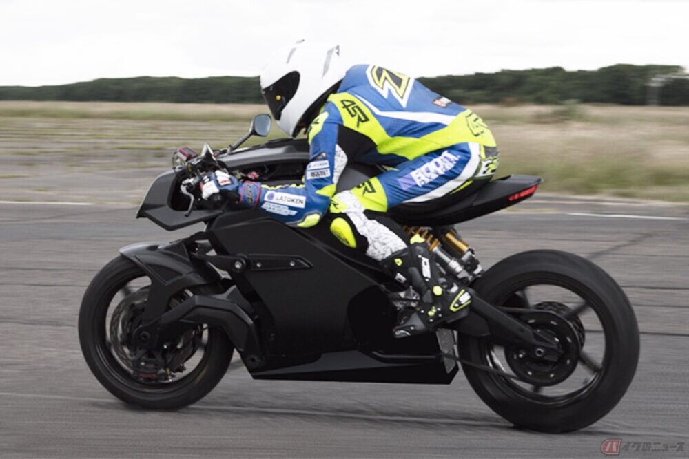 高級電動バイクArc「Vector」 元MotoGPライダーのジェームス・エリソンと共にテストを実施