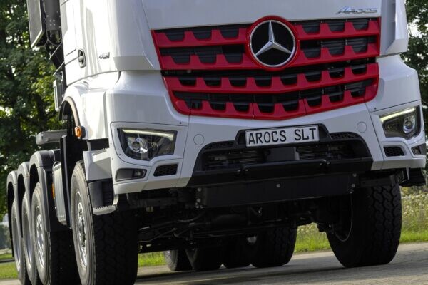 500tの牽引力！「ベンツの巨大トラクター」排気量1万5600ccエンジン載せた新型が日本で発売