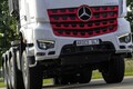 500tの牽引力！「ベンツの巨大トラクター」排気量1万5600ccエンジン載せた新型が日本で発売