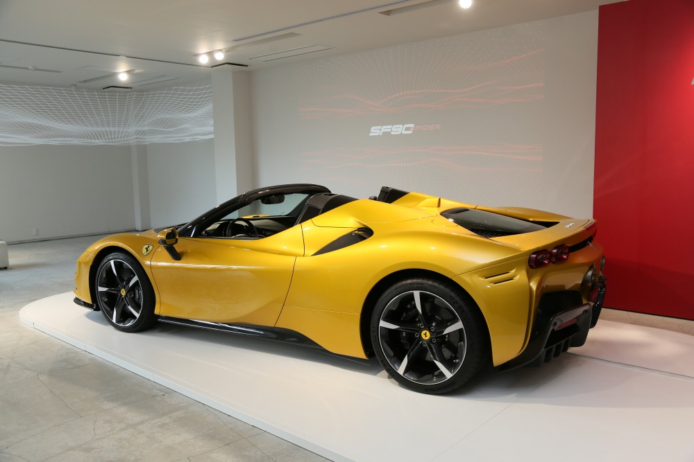 価格 納車時期は フェラーリ新型車 Sf90スパイダー 日本初披露 1000psのphevオープンカー Autocar Japan 自動車情報サイト 新車 中古車 Carview