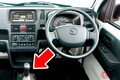 新車106万円！ マツダ最新「軽トラック」が超スゴイ！ “5速MT”搭載×ワイドな「ひろびろ荷台」採用！ 悪路に強い“デフロック／LSD”搭載の商用モデル「スクラムトラック」に大注目！